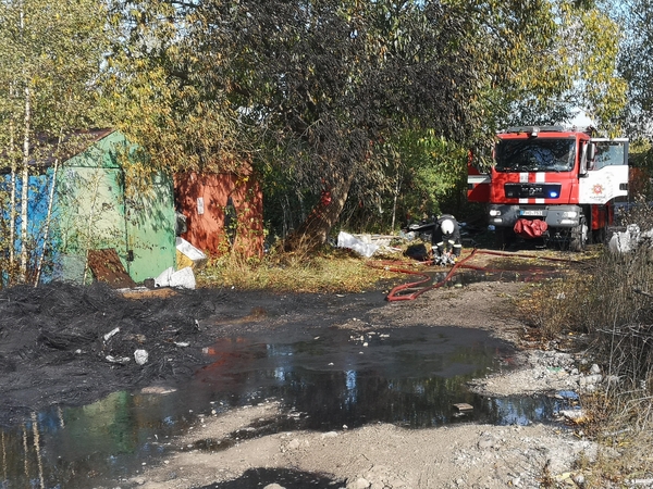 Tarša: ugniagesiai įtaria, kad senas padangas šiukšlynu virstančiame garažų masyve kažkas padegė tyčia.