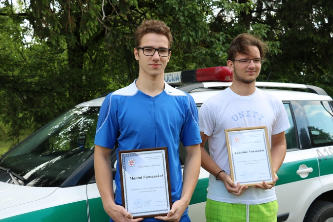 Vaikinams – padėka už pagalbą gesinant gaisrą