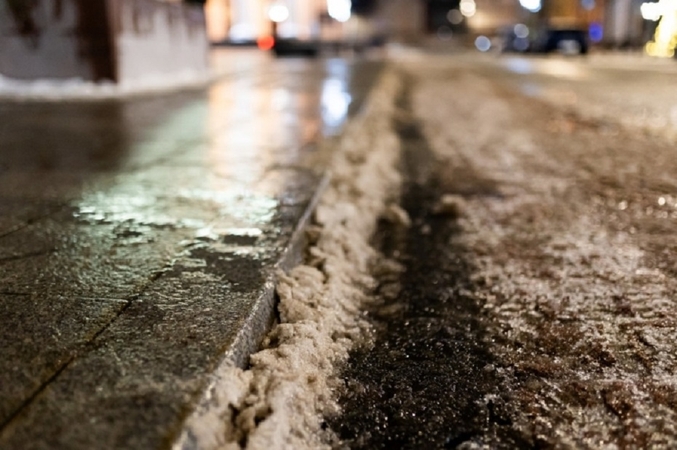 Naktį eismo sąlygas sunkins plikledis