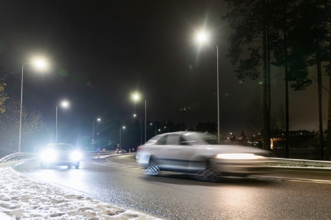Įspėja: naktį eismo sąlygas šalyje sunkins plikledis