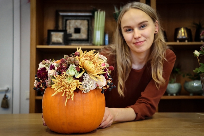 Kompozicija: floristė G.Lendraitytė tikina, kad smagiausia kūrybinio proceso dalis – komponuoti gėles į neįprastą vazą.