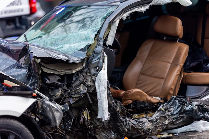 Vilniuje automobilis rėžėsi į medį, sužeisti du žmonės