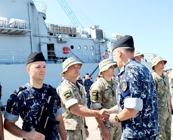 Klaipėdoje sutikti ir apdovanoti iš ES karinės operacijos Viduržemio jūroje grįžę kariai