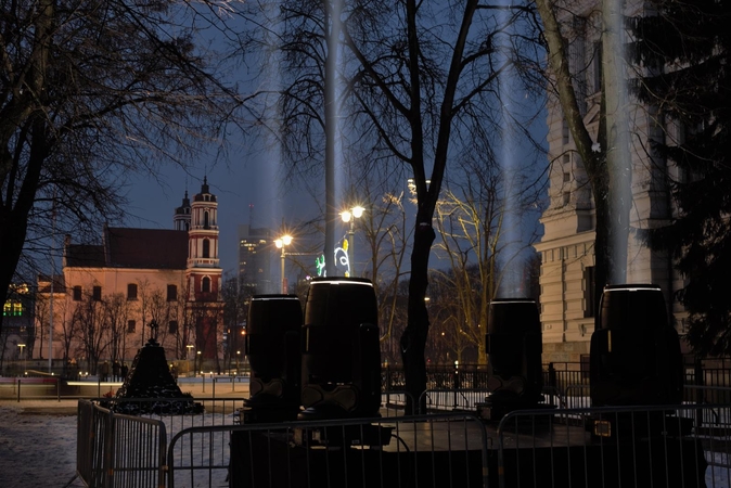 Dangų virš Vilniaus nušvietė milžiniškas šviesos paminklas