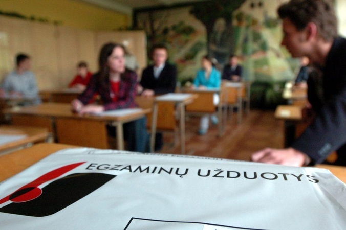 Chemijos egzaminu baigiasi pagrindinė brandos egzaminų sesija