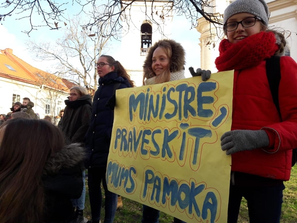 Mokiniai užtvindė ŠMM: J. Petrauskienė atsakinėjo į nepatogius klausimus