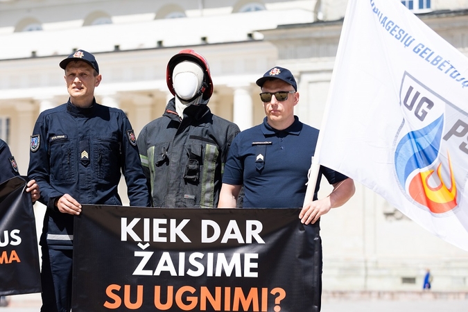 Ugniagesiai gelbėtojai skundžiasi kolegų trūkumu, prašo daugiau lėšų: du dirba už tris