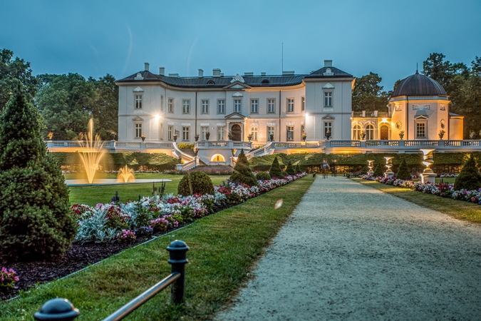 Atmosfera: bundanti naktis kviečia pažinti kitokią – spindinčią, romantišką, kiek paslaptingą Palangą.