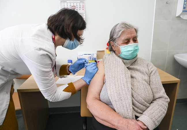 Vyriausybė: sustiprinančiąja vakcinos nuo COVID-19 doze jau pasiskiepijo trečdalis senjorų