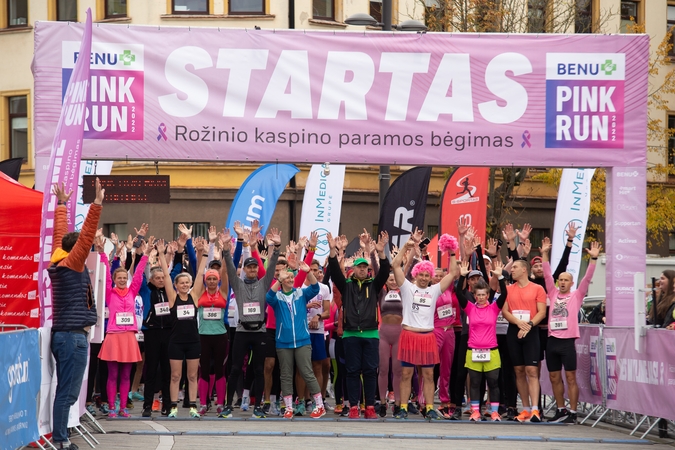 Laisvės alėją užtvindė bėgikai, jų tikslas – padėti moterims kovoti su krūties vėžiu