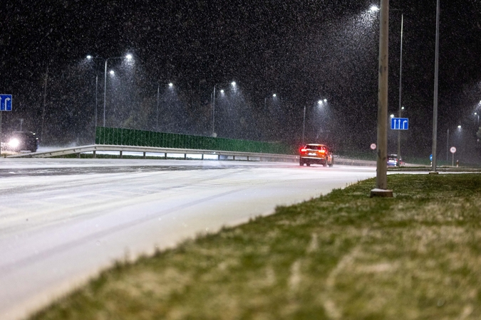 Naktį eismo sąlygas sunkins plikledis