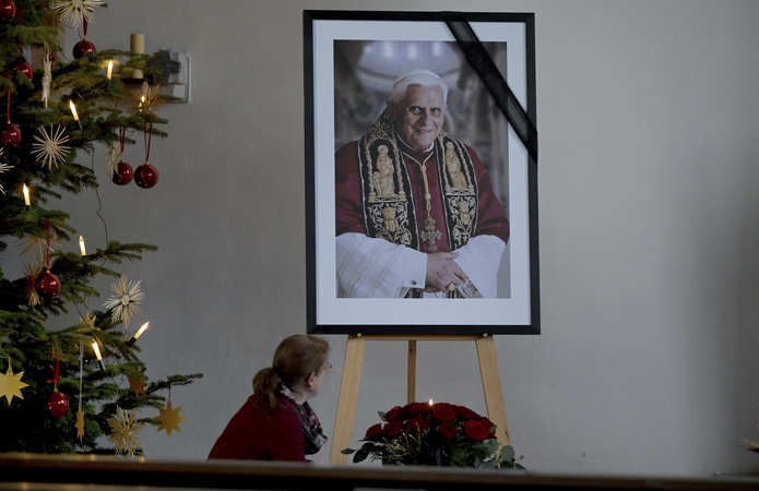 Lietuvos vyskupai ragina tikinčiuosius melstis už mirusį popiežių Benediktą XVI