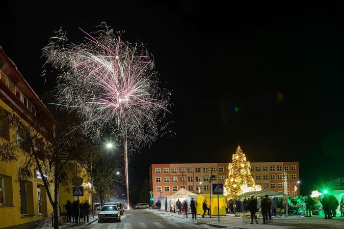 Lazdijų Kalėdų eglę papuošė ne tik spindintys riešutai