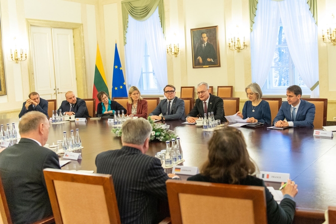 G. Nausėda su ES šalių ambasadoriais aptarė paramą Ukrainai, energijos kainų mažinimą