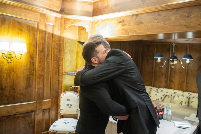 Miunchene susitikęs su Zelenskiu, Nausėda užtikrino dėl tvirtos paramos Ukrainai