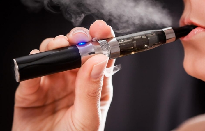 Seime kelią skinasi iniciatyva blokuoti rūkalų ir alkoholio e. prekybą iš užsienio