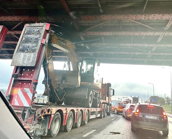 Netilpo: krovininis automobilis apgadino tiltą