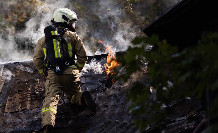 Marijampolės apylinkėse namas degė atvira liepsna: ugniagesiai rado žmogaus kūną