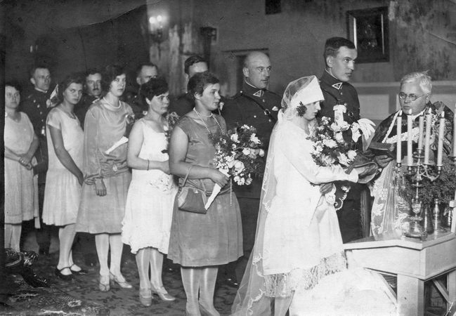 J.Tumas-Vaižgantas 1928 m. sutuokia jaunavedžius