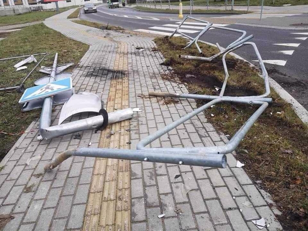 Žiedinėje sankryžoje Klaipėdoje apgadinti kelio ženklai: kaltininkas paspruko