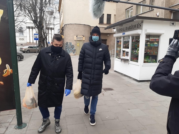„Stiprūs kartu“ savanoriu tapęs M. Kalnietis susipažino su šimtamete krepšinio mėgėja