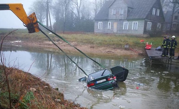 Šiurpus mergaitės pasakojimas: tėtis paliko mamą mirti skęstančiame automobilyje