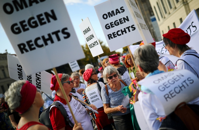 Tūkstančiai žmonių Europos miestuose dalyvavo protestuose prieš Turkijos puolimą