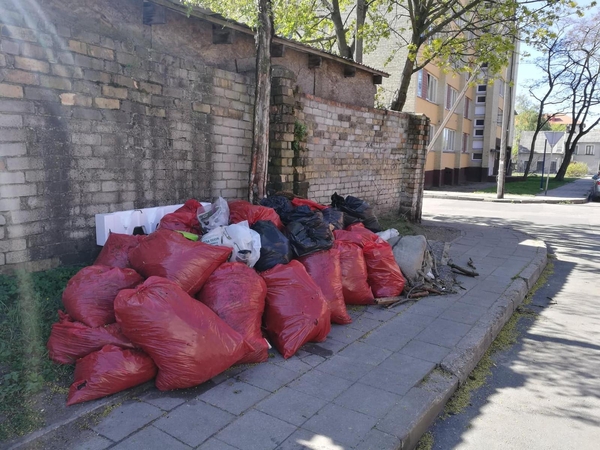 Akcija „Darom“: gatvėse tebeguli suversti maišai
