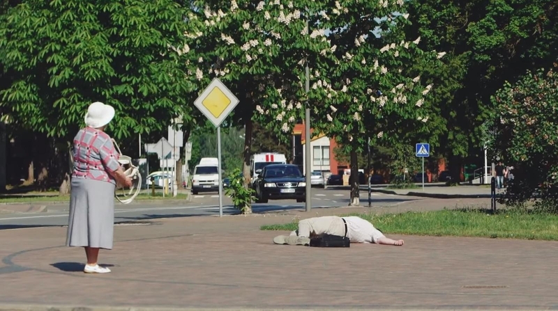 Šokiruojantis lietuvių abejingumas: susmukusiam žmogui padeda ne visi (vaizdo įrašas)