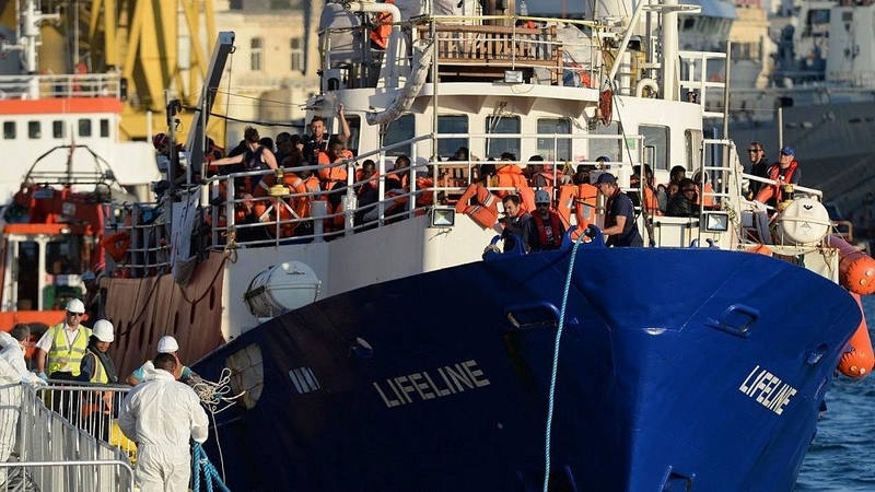 Migrantų gelbėjimo laivas „Lifeline“ įplaukė į Maltos uostą