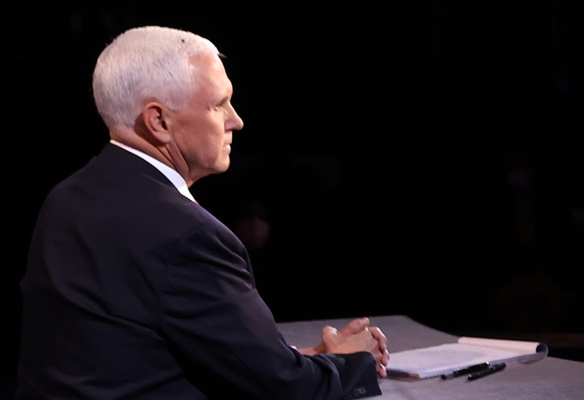Per debatus ant M. Pence‘o galvos nutūpusi musė pralinksmino žiūrovus