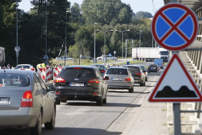 Pribloškiantis vaizdas: klaipėdiečiai dūsta automobilių spūstyse, o remontininkai sėdi be darbo