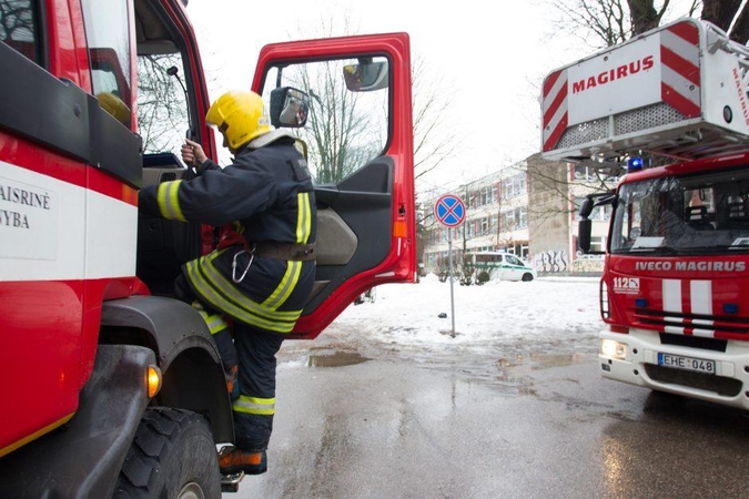 Sujudimas Kėdainių rajone: ugniagesiai lekia į medžio apdirbimo bendrovę