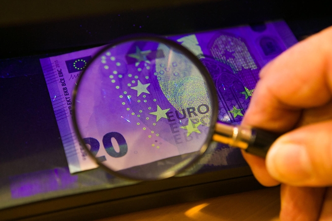 Tūkstantinę skolą jaunas klaipėdietis grąžino suvenyriniais banknotais