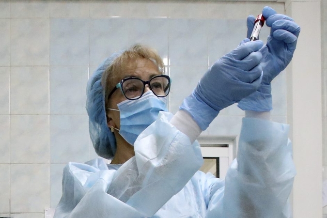 Tyrėjai: šiuo metu vyraujanti koronaviruso atmaina yra užkrečiamesnė negu pirminė