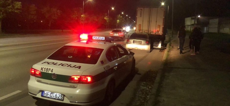 Šakių rajone penkiolikmečio vairuojamas automobilis rėžėsi į vilkiką