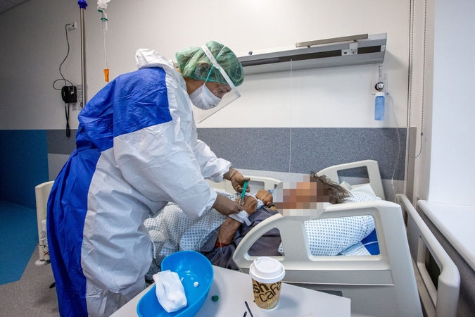Per praėjusią parą nustatyti 803 nauji COVID-19 atvejai, mirė 21 žmogus