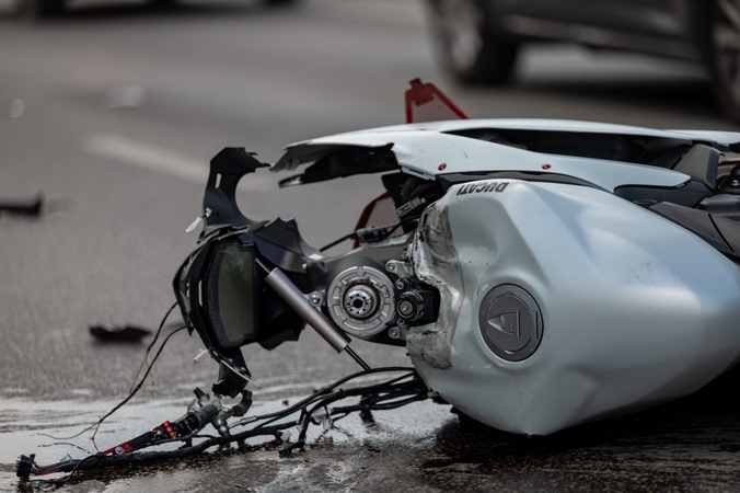 Vilniuje nuo policijos bėgęs neblaivus ir beteisis motociklininkas atsitrenkė į vartus