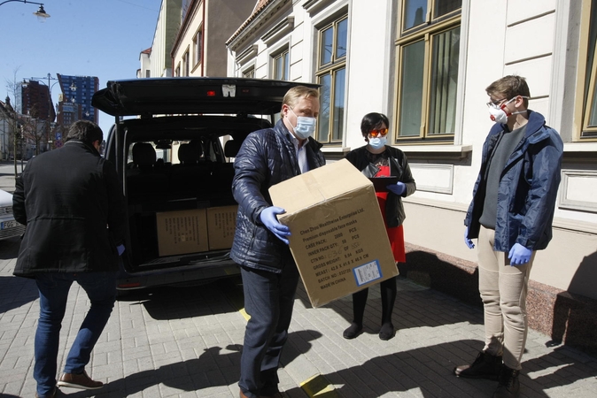 Nacionaliniam visuomenės sveikatos centrui – dovana: sulaukė tūkstančių kaukių