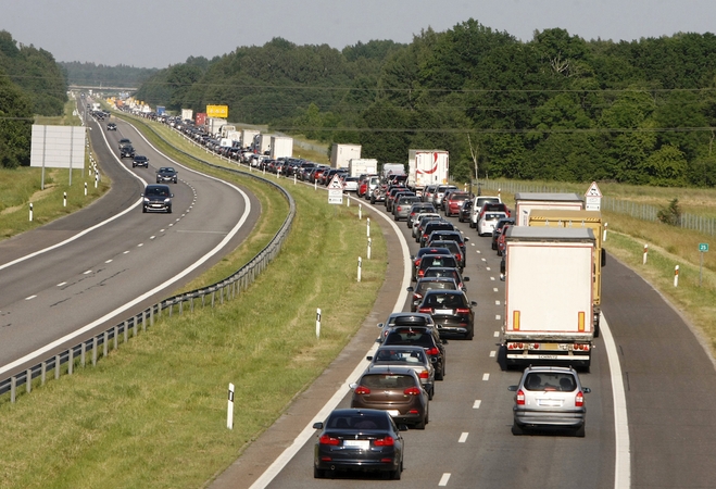 Automobilių prekeivius siutina valdžios planai: vadina beprotišku žingsniu