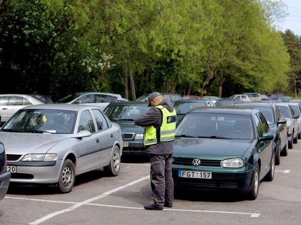 Prie jūros mašinomis vykstantiems poilsiautojams teks pakratyti pinigines