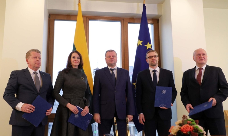 Pasirašytas susitarimas dėl pareiginės algos bazinio dydžio didinimo