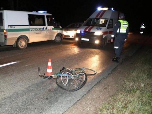 Incidentas Mažeikių rajone: automobilis kliudė neblaivų dviratininką ir pasišalino
