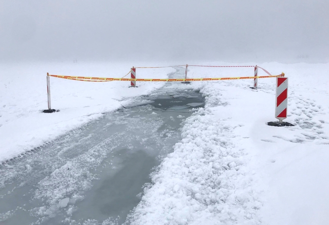 Į Lampėdžio ežerą įlūžęs traktorius paniro į dugną: žmonės nenukentėjo