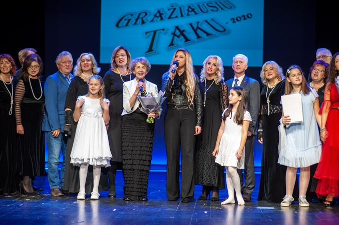 Organizatorių – mamos A.D.Žiedelienės ir dukros L.Žiedelytės (stovi centre) daina "Truputį laimės" subūrė ant festivalio scenos garbės svečius ir atlikėjus. 