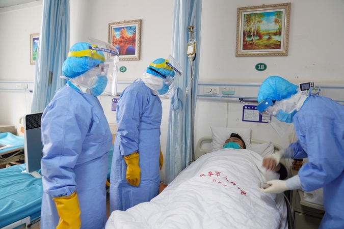 Kinijoje nuo koronaviruso mirė šeši medikai, dar per 1,7 tūkst. užsikrėtė