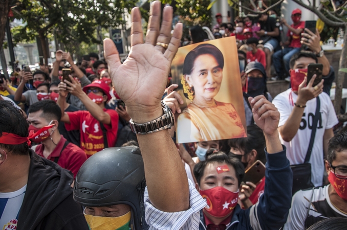 Nuo valdžios nušalinta Mianmaro partija ragina paleisti Aung San Suu Kyi ir kitus lyderius