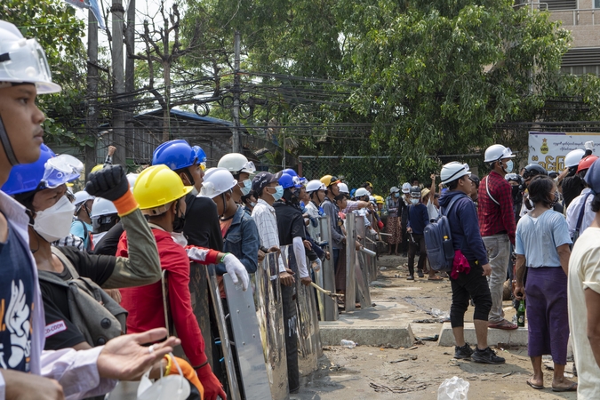 Po kruvinos dienos Mianmare prieš teismą stos nuversta civilinė lyderė Aung San Suu Kyi