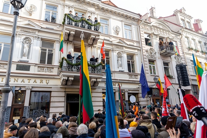 Dėl gausaus susirinkusiųjų kiekio policija riboja patekimą prie Signatarų namų