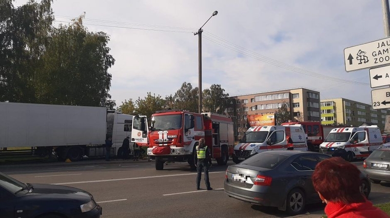 Avarija Panevėžyje: į stotelę rėžėsi vilkikas, nukentėjo du vaikai